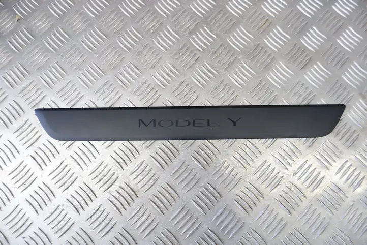 Tesla Model Y (2019 - 2024) 149430100B Отделка переднего порога — фото 1