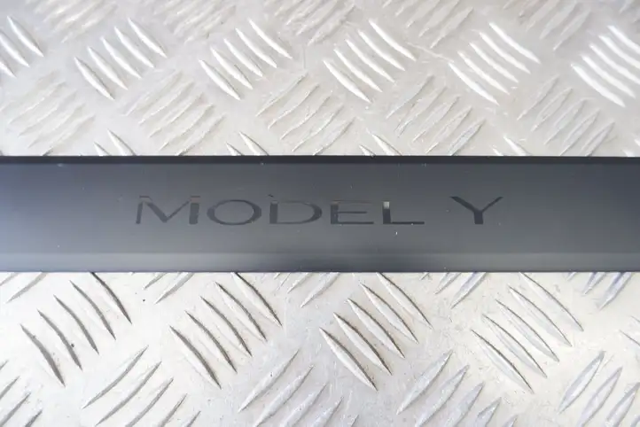Tesla Model Y (2019 - 2024) 149430100B Отделка переднего порога — фото 5
