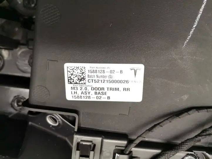 Tesla Model 3 (2017 - 2023) 1588128-02-B Обшивка задней двери — фото 5
