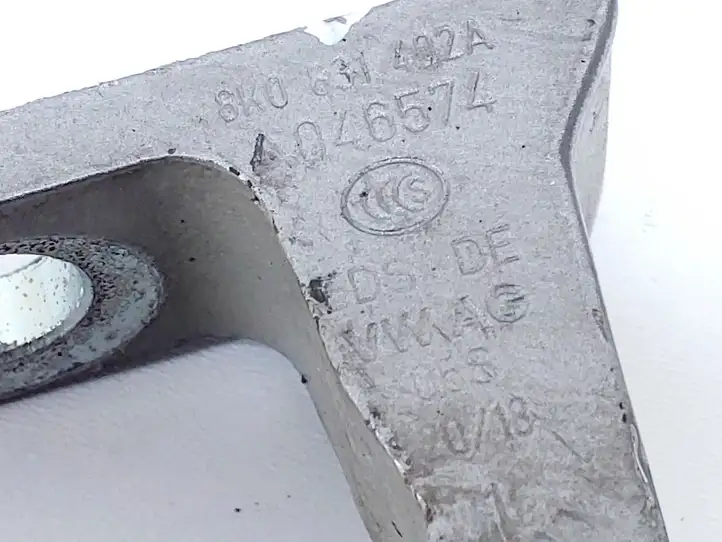 Volkswagen Golf VII (2013 - 2019)  8K0831402A Верхняя петля передней двери