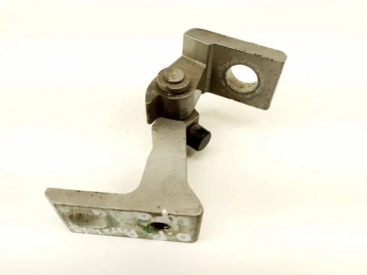 Volkswagen Golf VII (2013 - 2019)  8K0831402A Верхняя петля передней двери