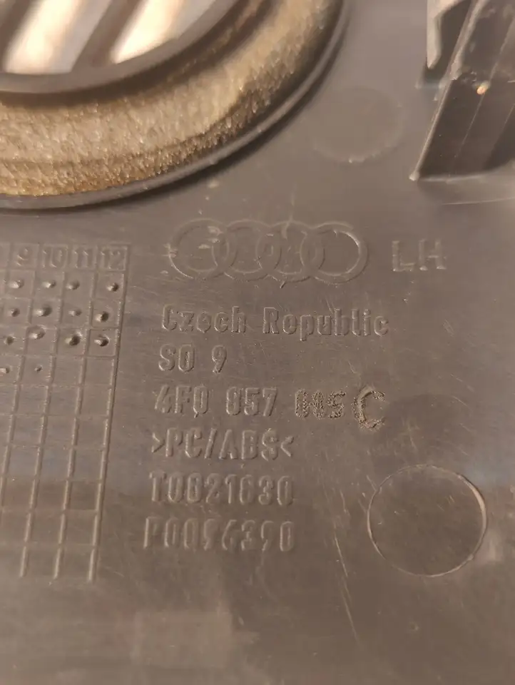 Audi A6 (2004 - 2008)  4F0857085 Отделочный щит панели (боковой)