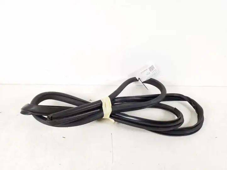 Toyota Auris 150 (2006 - 2012)  62312-02120 Уплотнительная резина передней двери (на кузове)