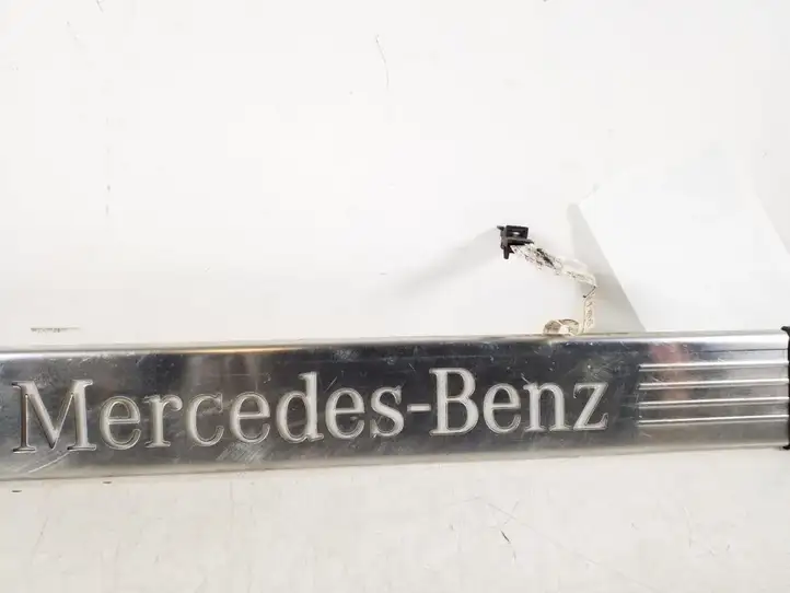 Mercedes-Benz GL X166 (2013 - 2019) A1666808600 Внутренняя отделка переднего порога — фото 2