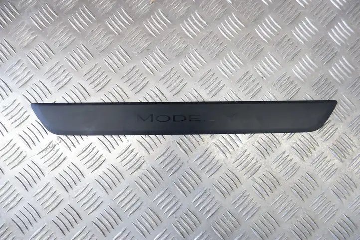 Tesla Model Y (2019 - 2024) 149430100B Отделка переднего порога — фото 1