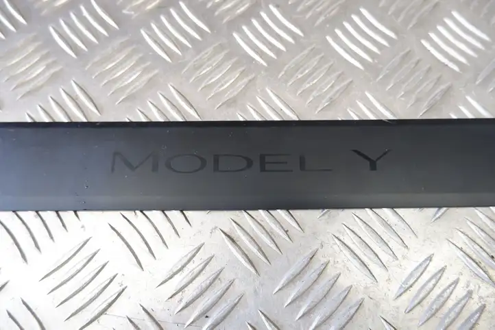 Tesla Model Y (2019 - 2024) 149430100B Отделка переднего порога — фото 3
