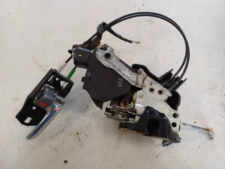 Toyota Previa (XR30, XR40) II (2000 - 2006) Замок передней двери — фото 1