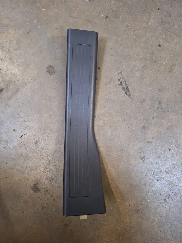 Mercedes-Benz ML W164 (2005 - 2011)  A1646801135 Отделка заднего порога (внутренняя)