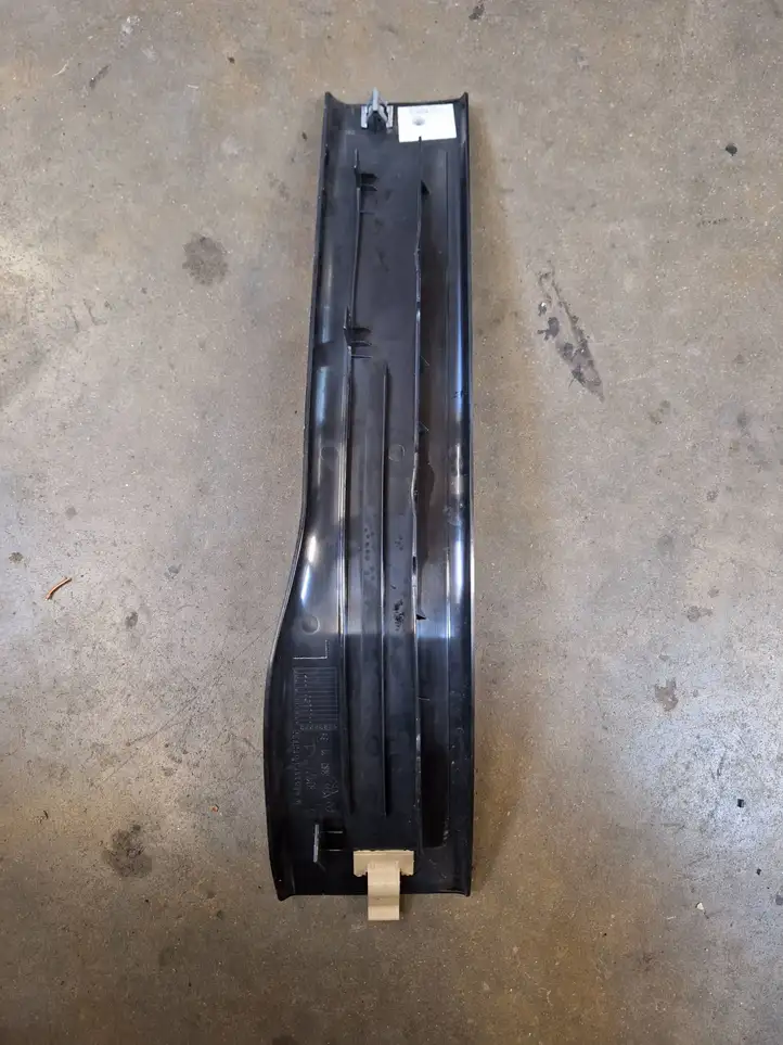 Mercedes-Benz ML W164 (2005 - 2011)  A1646801135 Отделка заднего порога (внутренняя)