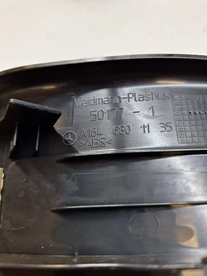 Mercedes-Benz ML W164 (2005 - 2011)  A1646801135 Отделка заднего порога (внутренняя)