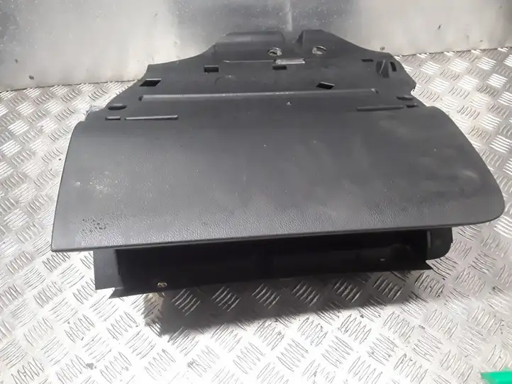 Audi A6 (2004 - 2008)   Ящик для вещей