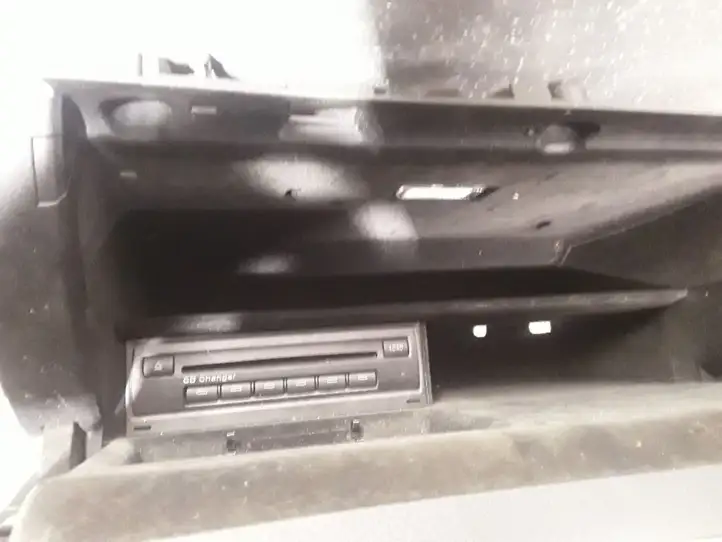 Audi A6 (2004 - 2008)   Ящик для вещей