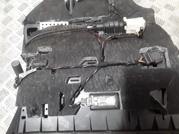 Audi A6 (2004 - 2008)   Ящик для вещей