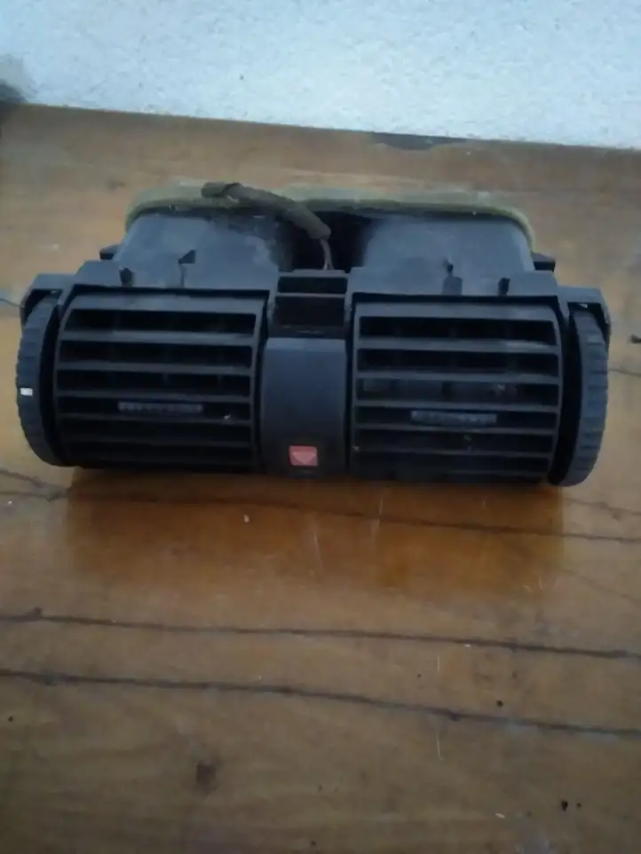 Opel Astra G (1998 - 2004) 90560344 Центральный воздушный дефлектор — фото 1