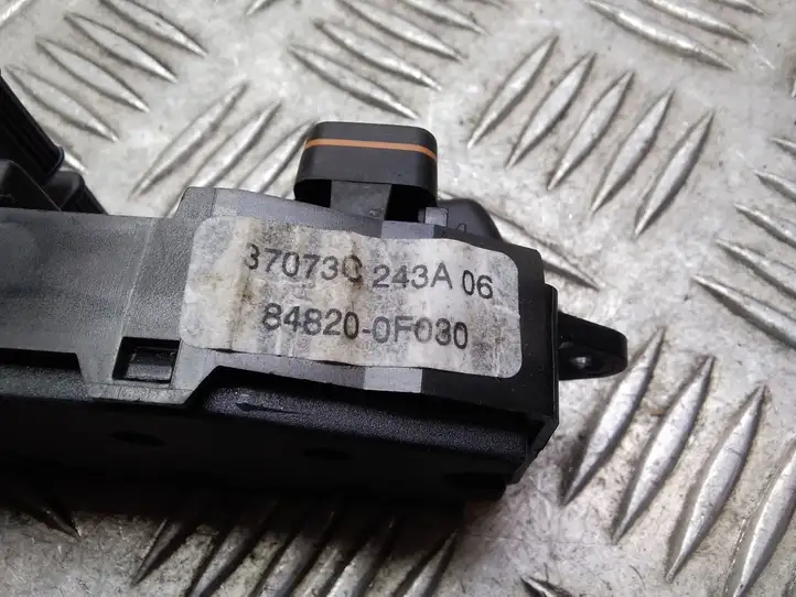 Toyota Corolla Verso AR10 (2004 - 2009) 848200F030 Блок кнопок стеклоподъемников — фото 2