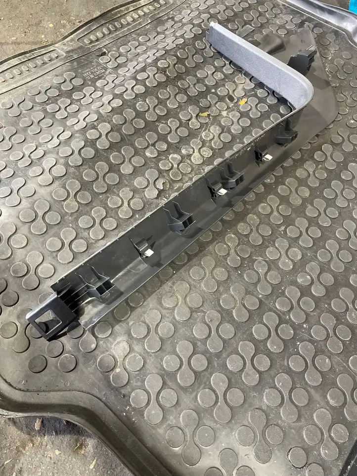 Volkswagen Tiguan (2011 - 2016) 5N0863484 Внутренняя отделка переднего порога — фото 2