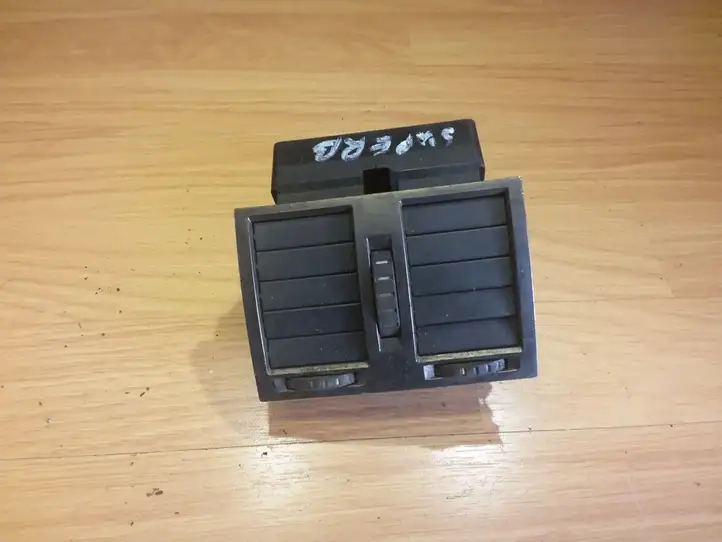 Skoda Superb B5 (3U) (2001 - 2008)  3U0819203C Центральный дефлектор