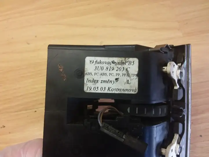 Skoda Superb B5 (3U) (2001 - 2008)  3U0819203C Центральный дефлектор