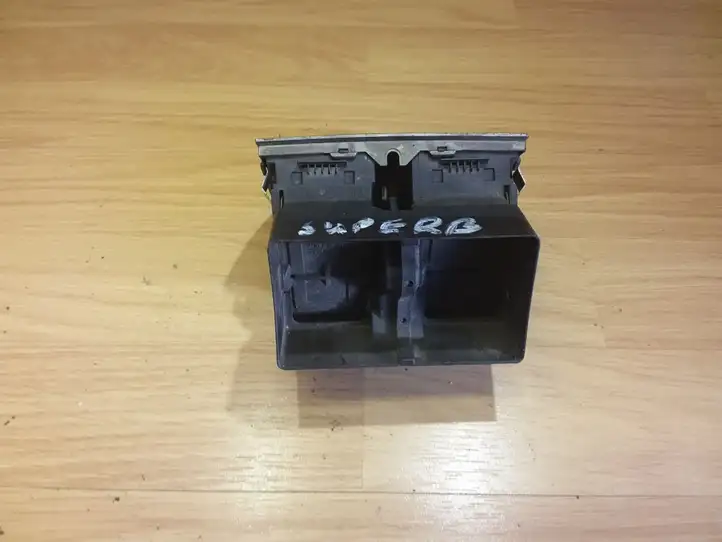 Skoda Superb B5 (3U) (2001 - 2008)  3U0819203C Центральный дефлектор