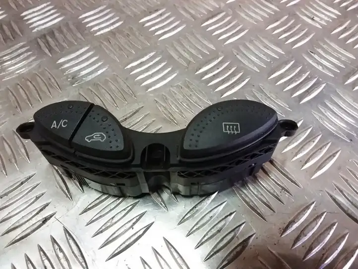 Ford Focus (1998 - 2004) 98AG19A945BF Кнопка обогрева стекла — фото 1