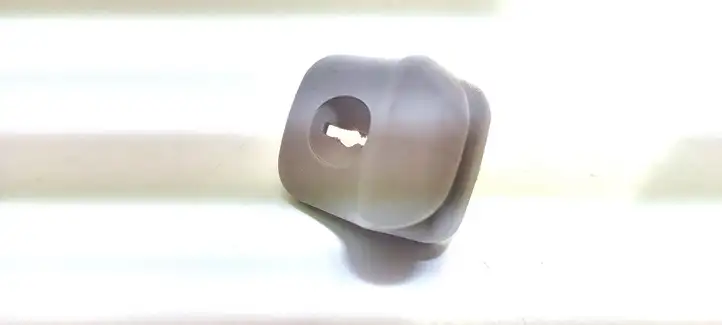 Nissan (2000 - 2006) Крепление солнцезащитного козырька — фото 2