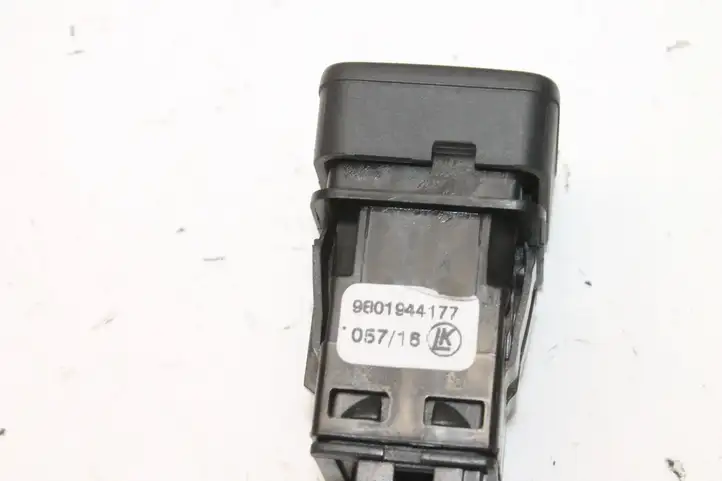 Citroen C4 Cactus (2014 - 2017) 9801944177 Кнопка фаркопа в багажнике — фото 5