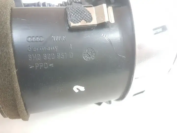 Audi A4 S4 B8 8K (2007 - 2011) 8H0820951D Боковой воздушный дефлектор — фото 3
