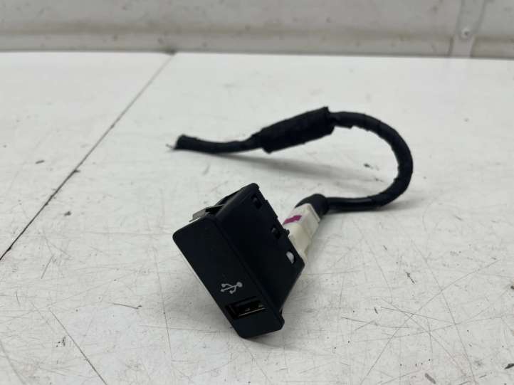 6820397 BMW X1 F48 F49 USB jungtis