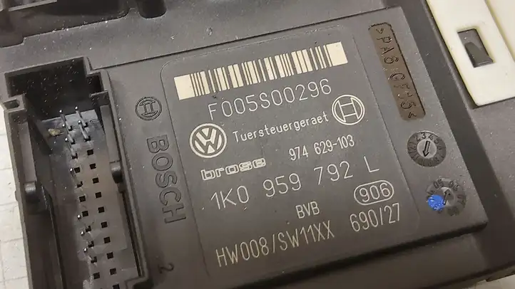 Volkswagen PASSAT B6 (2005 - 2010) 1K0959702P Мотор стеклоподъемника передний — фото 3