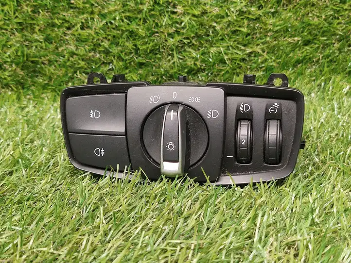 BMW 3 F30 F35 F31 (2012 - 2018) 9265305 Включатель фонарей — фото 1