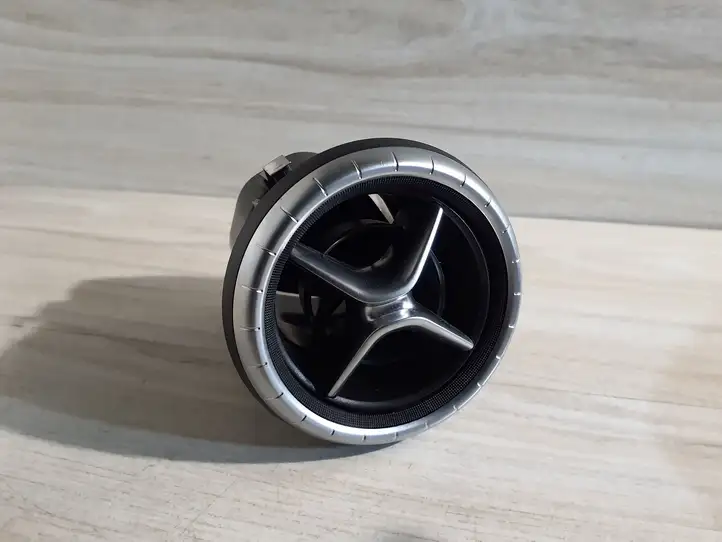 Mercedes-Benz CLA C117,X117,W117 (2013 - 2019) Центральный воздушный дефлектор — фото 1