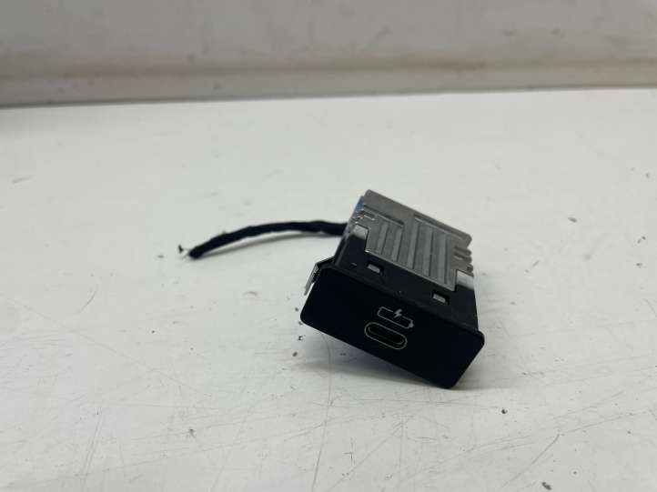 8711940 BMW 3 G20 G21 USB jungtis