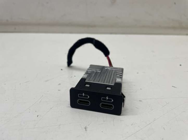 8711938 BMW 3 G20 G21 USB jungtis