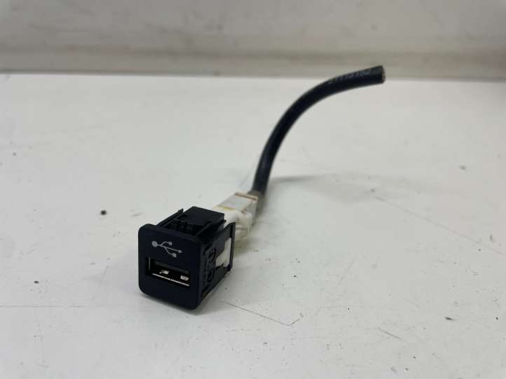 9229294 BMW 3 G20 G21 USB jungtis