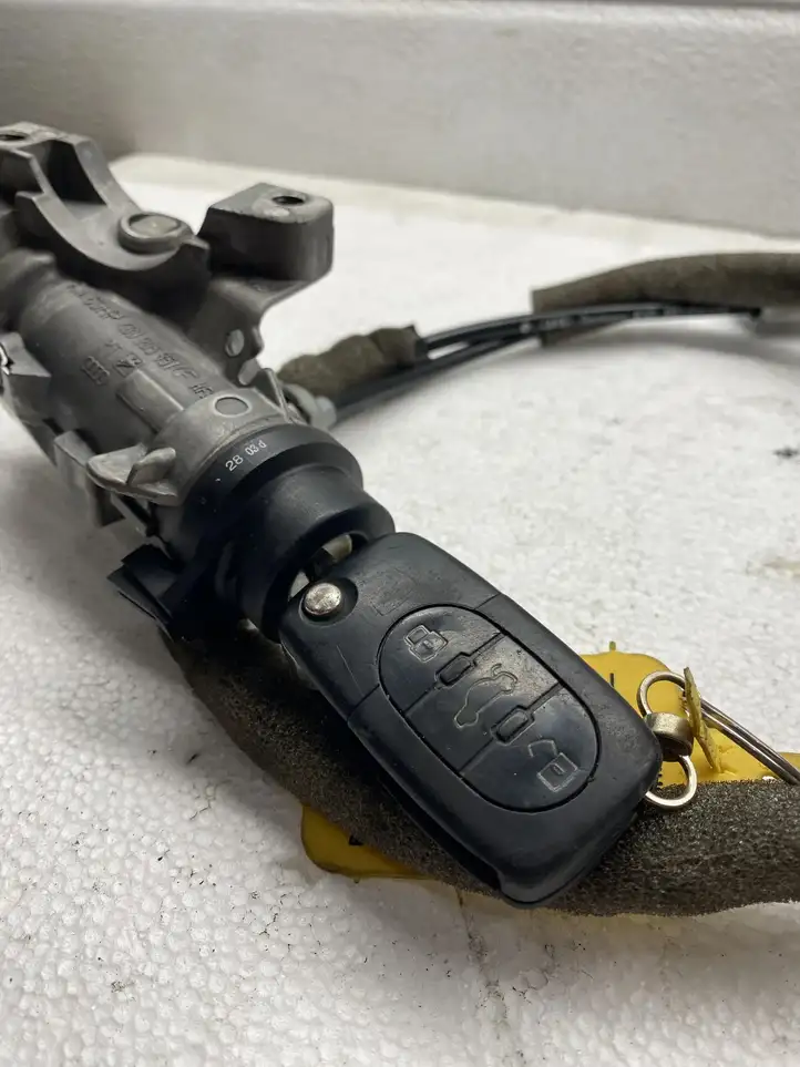 Audi A4 (2000 - 2006)  4B0905851 Замок зажигания