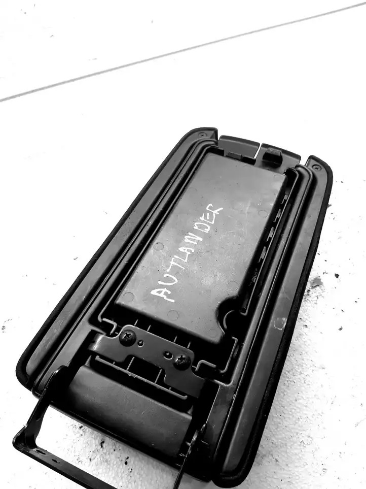Mitsubishi Outlander (2007 - 2012) Вещевой ящик — фото 3