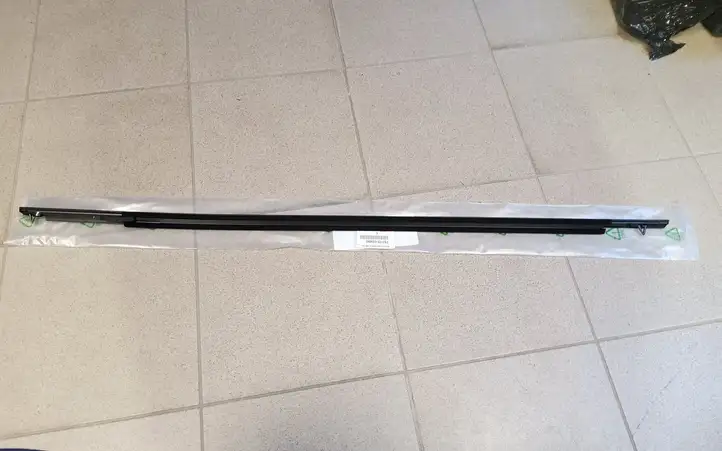 Toyota Corolla E210 E21 (2018 - ) 7571002490 Накладка стекла передней двери — фото 1
