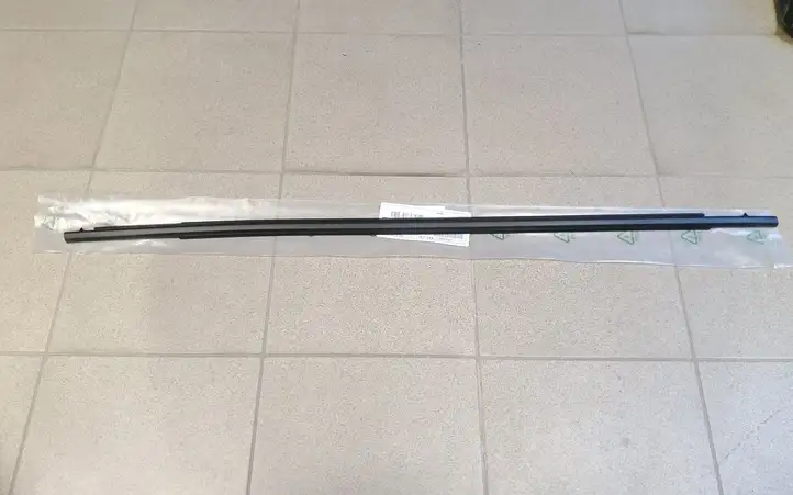 Toyota Corolla E210 E21 (2018 - ) 7571002490 Накладка стекла передней двери — фото 2