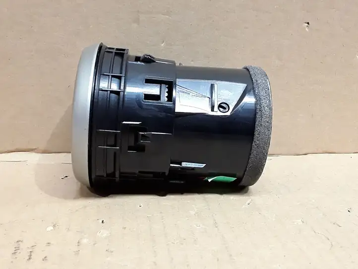 Nissan Qashqai (2010 - 2013) 68760JD10A Боковой воздушный дефлектор — фото 2