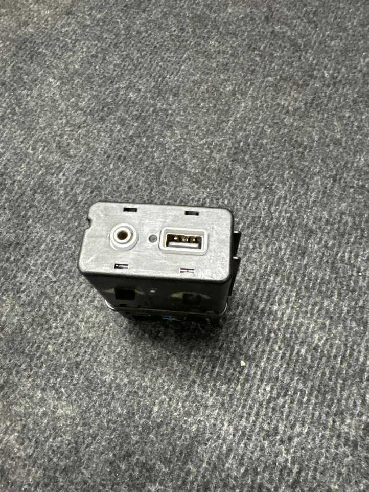 68229840AA Chrysler Pacifica USB jungtis