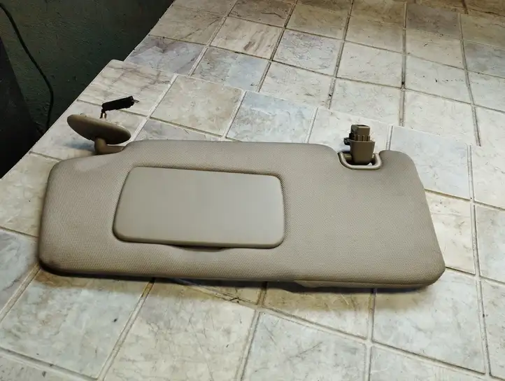 Subaru Outback (2007 - 2009) Солнцезащитный козырек — фото 1