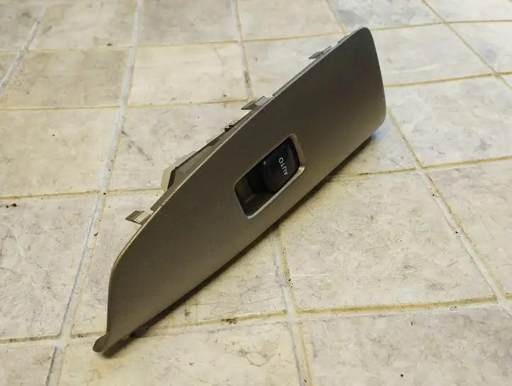 Toyota Corolla Verso E121 (2001 - 2004) 8403013030 Блок кнопок стеклоподъемников — фото 4