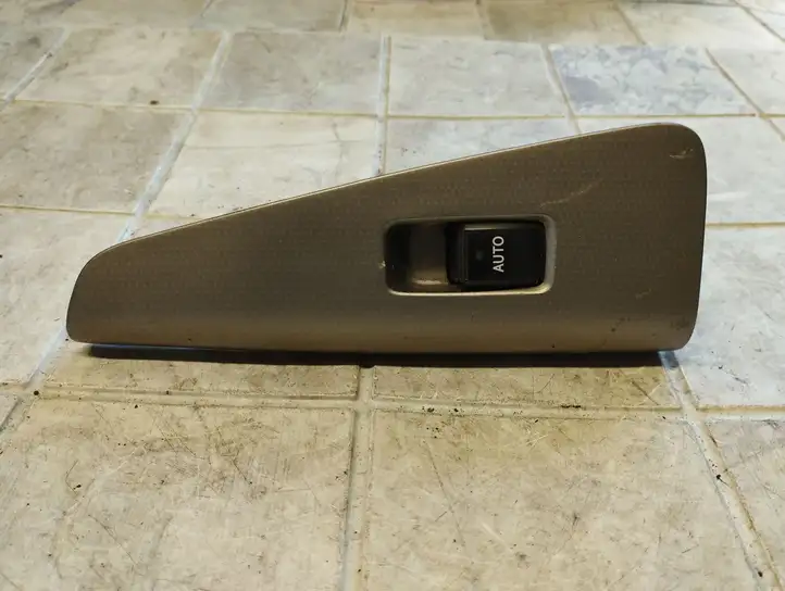 Toyota Corolla Verso E121 (2001 - 2004) 8403013030 Блок кнопок стеклоподъемников — фото 1