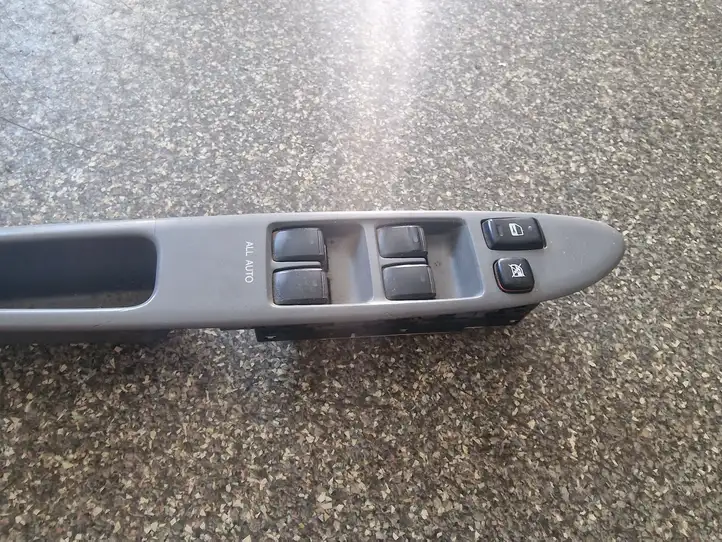 Toyota Avensis Verso (2001 - 2004) Блок кнопок стеклоподъемников — фото 1