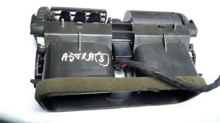 Opel Astra G (1998 - 2004) 90560344 Центральный воздушный дефлектор — фото 2