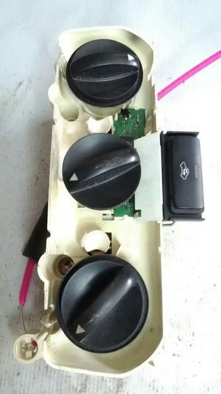 Toyota Corolla Verso AR10 (2004 - 2009) 559000F011 Включатель циркуляции воздуха — фото 1