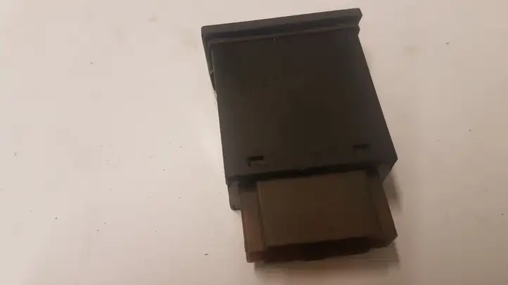 Skoda Octavia Mk1 (1U) (1996 - 2004)  1J0959621 Включатель обогрева стекла с помощью электричества