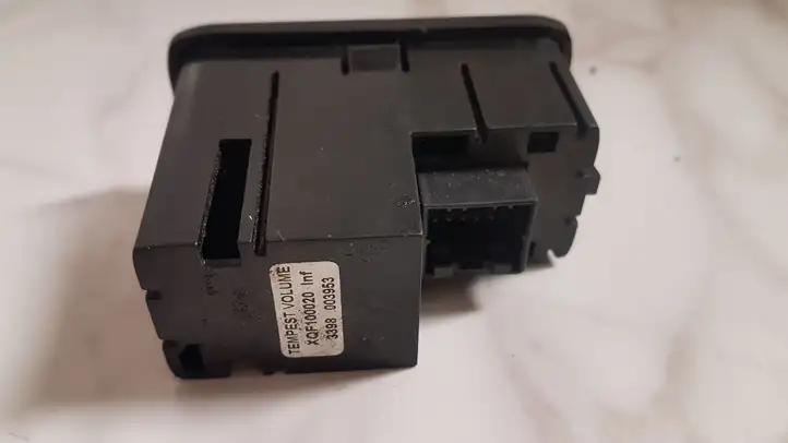 Land Rover Discovery (1998 - 2004) XQF100020 Включатель регулировки звука — фото 1