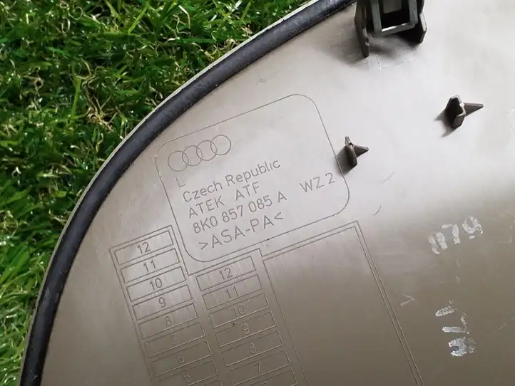 Audi A4 (2007 - 2011)  8K0857085A Отделочный щит панели (боковой)