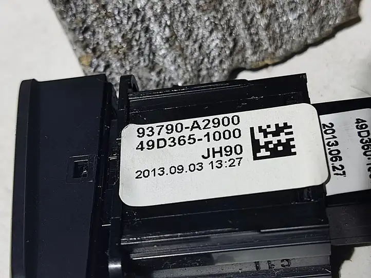 Kia Ceed (2012 - 2015) 93790A2900 Включатель аварийных фонарей — фото 4